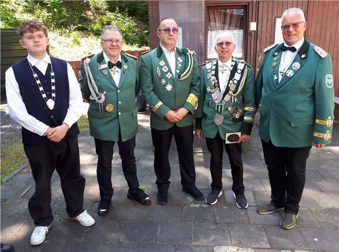 (von links): Bezirksprinz Nico Zirwes, Schießmeister Hans Ströter, Kassierer Frank Bersch, Bezirkskönig Rainer Mosen, Bezirksbundesmeister Eugen Schmitt.  Foto: privat