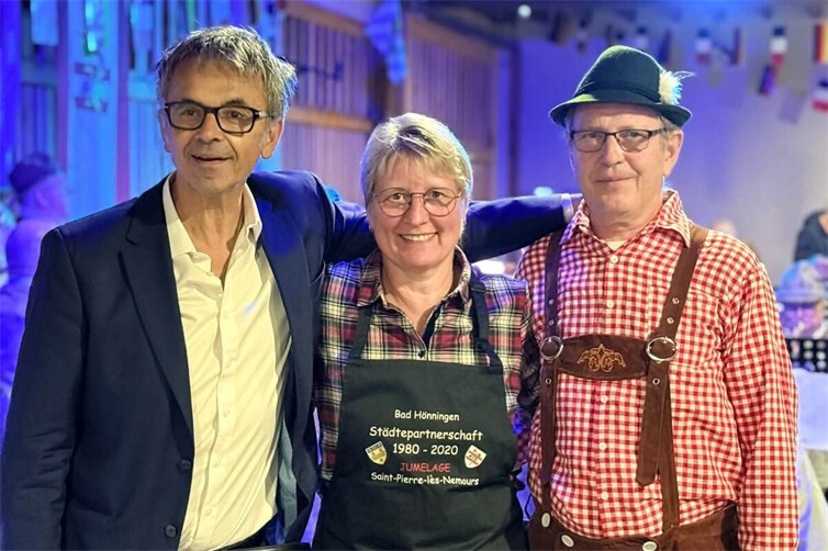 von links:  Bürgermeister B. Landais, Vorsitzende des Freundeskreis Bad Hönningen - Saint-Pierre-lès-Nemours L. Int-Veen, President des Comité de Jumelage J. Turpin