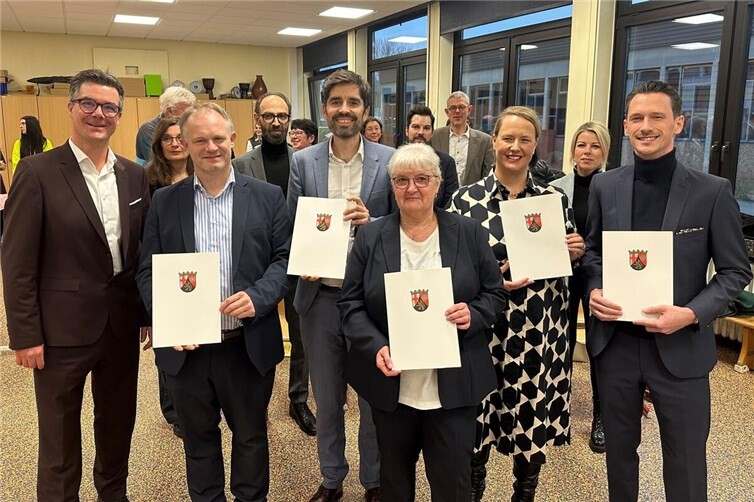 (von links) Bürgermeister Peter Jung, Oberbürgermeister Jan Einig, Bildungsminister Sven Teuber sowie die Schulleiter Claudia Bartels (Geschwister-Scholl-Schule), Ina Mang (Sonnenlandschule) und Manuel Mouget (Marienschule).Fotos: Ulf Steffenfauseweh