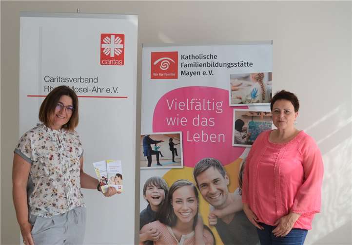 (von links) Caritas-Mitarbeiterin Silke Küpper und Andrea Roggenfelder von der Katholischen Familienbildungsstätte Mayen e.V. finden es wichtig, dass Familien direkt in Mendig Rat und Hilfe finden, so auch einmal im Monat mit der Außensprechstunde der Caritas-Schwangerschaftsberatung.Foto: E.T. Müller