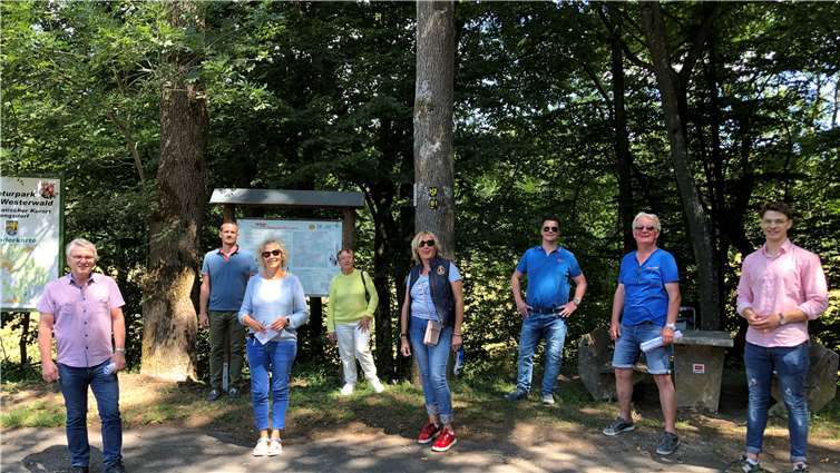 (von links): Christian Robenek (Ortsbürgermeister Rengsdorf), Heiko Schlosser (Ortsbürgermeister Hardert), Claudia Runkel (Ortsbürgermeisterin Bonefeld), Ingrid Runkel (3. Beigeordnete Ortsgemeinde Rengsdorf), Michaela Hoffmann, Peter Jung (1. Beigeordneter Ortsgemeinde Hardert), Gunter Jung, Tim-Jonas Löbeth (Vorsitzender FDP-Amtsverband Rengsdorf-Waldbreitbach), es fehlt: Thomas Schreck (Vorsitzender CDU-Ortsverband Rengsdorf).Foto: CDU-Ortsverband Rengsdorf und FDP-Amtsverband Rengsdorf-Waldbreitbach