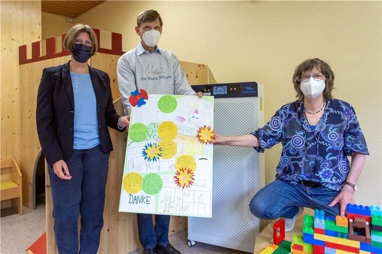 von links: Cordula Simmons und Dr. Johann Christian Meier von der Else Schütz Stiftung nahmen gerne den Dank der Kinder entgegen, überreicht von Kitaleiterin Elke Pollatz.Foto: privat