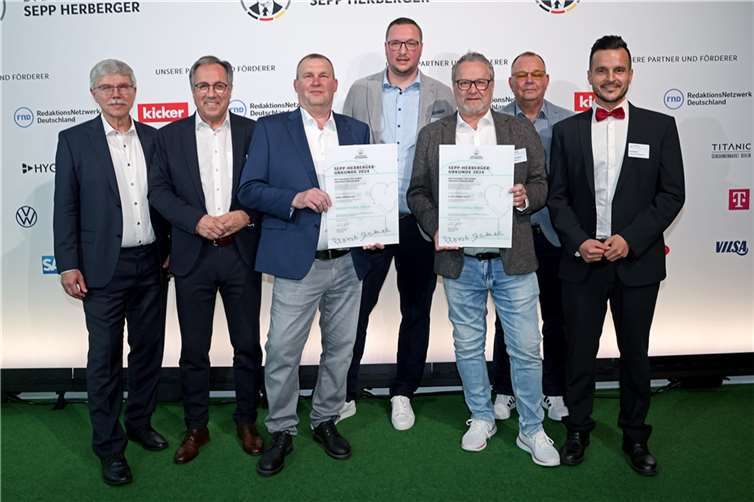 (von links) DFB-Vizepräsident Ralph-Uwe Schaffert, FVR-Präsident Gregor Eibes, Bernd Boeder, Mathias Hofmann (beide TuWi Adenau), Werner Homberger (Mainz 05), Axel Rolland (Kommissionsvorsitzender Gesellschaftliche Verantwortung im Südwestdeutschen Fußballverband) und FVR-Vizepräsident sowie Kommissionsvorsitzender Gesellschaftliche Verantwortung im Fußballverband Rheinland, Arianit Besiri.  Foto: DFB-Stiftung Sepp Herberger