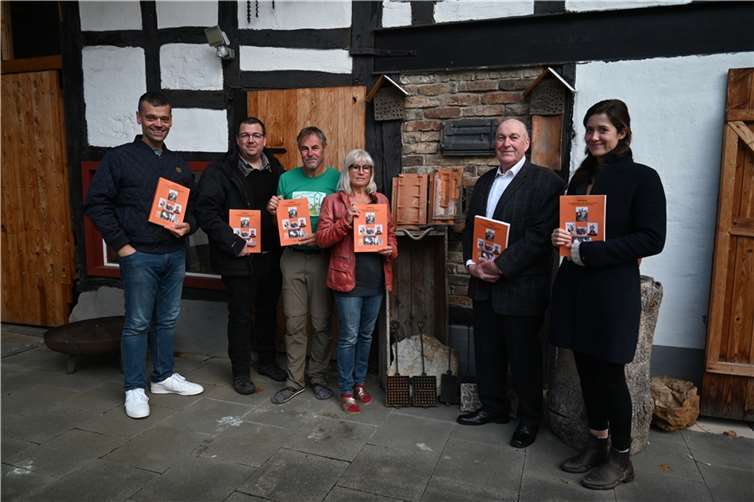 von links: Daniel Südhof, Vorsitzender der Dorfgemeinschaft; Frank Simon, Beisitzer; Norbert Gierenz, stellv. Vorsitzender; Marina Gierenz, Schriftführerin; Dr. Walter J. Dick, Autor, Natalie Wiehlpütz, Kassiererin.  Foto: privat
