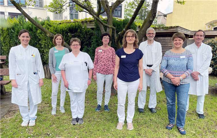 (von links): Das Diabetes-Team des Marienhaus Klinikums: Dr. Nina Lepper (Oberärztin), Carina Bell (Diabetesberaterin DDG), Dr. Cornelia Schmitz (Assistenzärztin), Ingeborg Martin (Diabetesassistentin DDG), Dorothee Hildebrand (Diabetesberaterin DDG), Dr. Andreas Pelletier (Oberarzt/Diabetologe), Martina Müller (Diabetesassistentin DDG) und Dr. Christian-René de Mas (Chefarzt der Klinik für Innere Medizin/Diabetologe DDG).Foto: privat