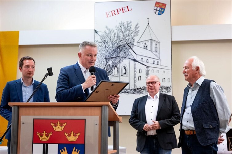 von links: Der Jury-Vorsitzende Korbinian Wester, Ministerpräsident Gordon Schnieder und Markus Fischer, Vorsitzender des CDU-Gemeindeverbandes Unkel, würdigen die Verdienste von Heribert Siebertz.
