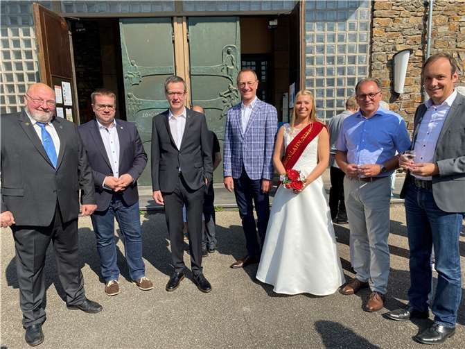 (von links) Der zweite Vorsitzende des KVL Klaus Wagner, KVL-Geschäftsführer und Beigeordneter der Stadt Lahnstein Sebastian Seifert, KVL-Vorsitzender Günter Groß, Rhein-Lahn-Nixe Sira I., OB-Kandidat Thomas Becher und der Vorsitzende des Partnerschaftskreises Montesilvano Dr. Christian Müller. Foto: KVL