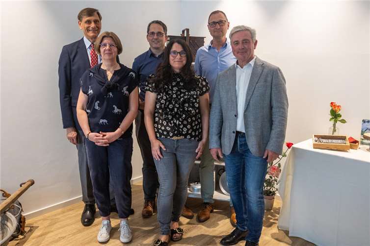 von links: Dr. Christian Meyer und Cordula Simmons von der Else Schütz Stiftung, Verbandsbürgermeister Oliver Götsch, Architektin Eva Markus, Peter Kiel von der EVIM Altenhilfe und Stadtbürgermeister Rolf Jung bei der Eröffnung des „Treff am Markt“ in Selters.  Foto: privat