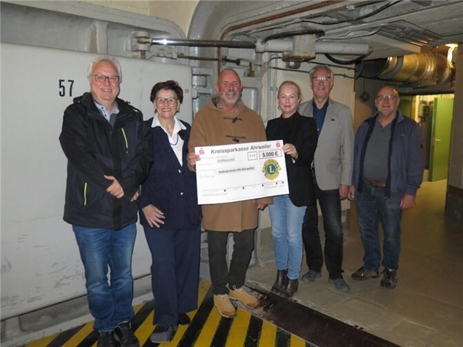 von links: Dr. Volker Lilienthal, Ingrid Derra, Karl Heinen, alle Heimatverein, Heike Hollunder, Präsidentin Lions Club, Joachim Willemsen, Lions Club Bad Neuenahr, Rolf Schönewald vom Heimatverein.  Foto: Hollunder.