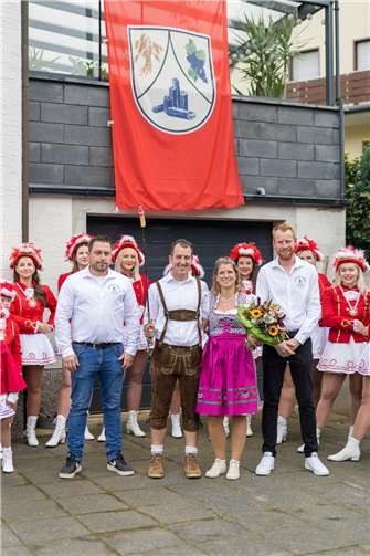 von links: Fabian Fassbender, erster Vorsitzender Traditionsverein, Andre Schönenborn, Hahnekönig, Katja Schönenborn, Hahnekönigin und Sebastian Schäfer, Geschäftsführer Traditionsverein.  Foto: Jeanine Klesing