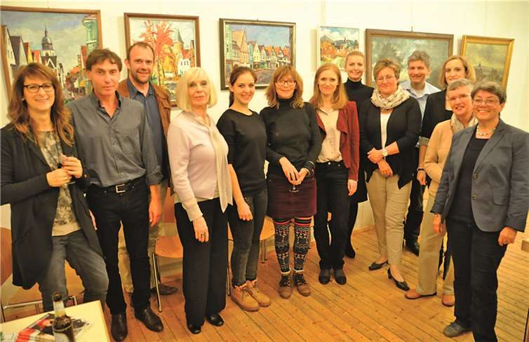 von links: Frau Obersteg (Gastgeberin), Jana Reiss, Markt Zak, Hanno Dinger, Helga Bakowski, Barbara Wegener, Anna Maria Wasserberg, Doris Lehner (SchauspielerInnen) Karin Gehlen-Düring, Robert Hucho (RHEINBACH LIEST), Sandra Pohl (Schauspielerin) Birgit Formanski, Corinna Schulze-Quabis (RHEINBACH LIEST). Privat