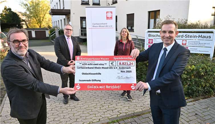 (von links) Für Werner Steffens, Thomas Pelchen, Margret Marxen-Ney und René Goldberg ist diese Spende eine gute Basis für die Obdachlosenhilfe in Andernach. Die Stifterin, die unbenannt bleiben möchte, ist sich sicher, dass mit der „Isuamreab-Stiftung“ für Obdachlose noch viel Gutes getan werden kann. Foto: KSK Mayen