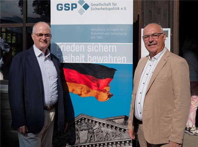 (von links): General a.D. Eberhard Zorn, Oberst a.D. Josef Schmidhofer. Foto:Elmar Gafinen