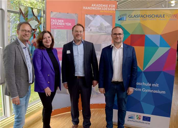 von links: Georg Linden (Abteilungsleiter der Berufsfachschule für Glastechnik und Glasgestaltung), Dr. Petronella Prottung (Leiterin der Akademie für Handwerksdesign), Jochen Roebers (Schulleiter der Glasfachschule NRW), Alexander Haßel (Abteilungsleiter der Berufsfachschule für Glastechnik und Glasgestaltung).  Fotos: Glasfachschule