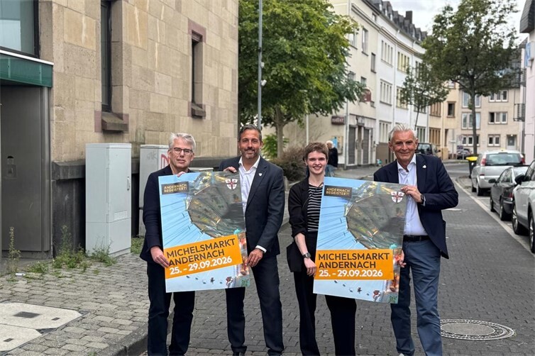 (von links): Geschäftsführer der Geysir Andernach gGmbH Christian Heller, Oberbürgermeister Christian Greiner, vom Kulturamt der Stadt Andernach Annika Sarrazin und Bürgermeister Claus Peitz präsentieren die Infos zum Michelsmarkt 2026. Das Foto wurde in der Poststraße aufgenommen. In dieser wird in diesem Jahr die Erweiterung des Krammarkts zu finden sein.