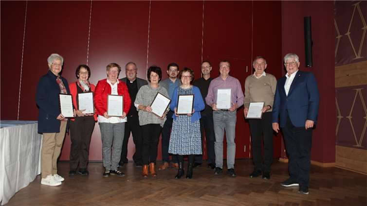 von links: Hedwig Gorbach, Helga Heinz, Barbara Ley, Pfarrverwalter Gerhard Stenz, Angelika Broll, Chorleiter und Organist Markus Prange, Annelie Reichling, Pfarrer Andreas Paul (Kooperator in der Pfarreiengemeinschaft Altenahr), Hans-Jürgen Bouhs, Bernd Schlesiger, Vorsitzender Georg Josten. Foto: Norbert J. Haas