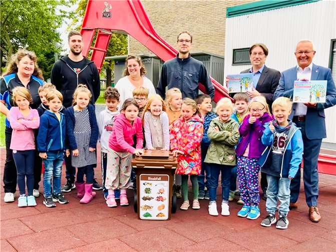 von links: Heike Bojahr und David Münz mit ihrer ersten Klasse der Grundschule Limbach, Gabi Schäfer, Michael Treppesch, Jörg Schwarz und Landrat Achim Hallerbach.  Foto: Abfallwirtschaft Landkreis Neuwied