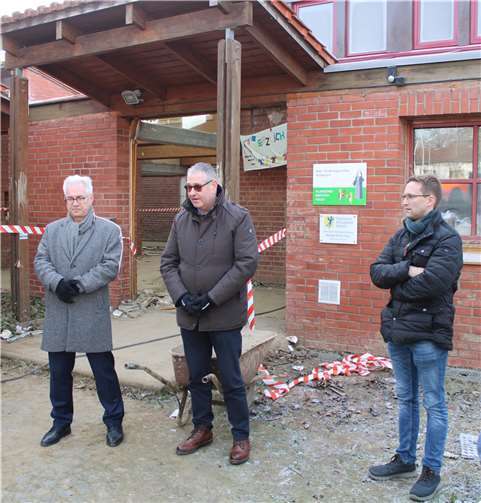 (von links): Hermann-Josef Pelgrim (Geschäftsführer der Aufbau- und Entwicklungsgesellschaft Bad Neuenahr-Ahrweiler), Peter Diewald (erster Beigeordneter der Stadt Bad Neuenahr-Ahrweiler), Einrichtungsleiter Stefan Ibs. Foto: DU