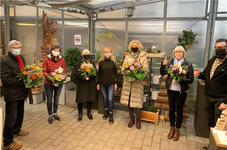 von links Herr Dluhosch (Sinzig), Marion Schäfer (Bad Godesberg), Elfi Bahr (Sinzig), Ilse Meyer (Geschäftsinhaberin), Maria Kopsch (Sinzig), Astrid Zimmermann (Kripp) und Hans-Jürgen Meyer (Geschäftsinhaber).Foto: Privat