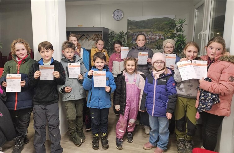 von links: Hintere Reihe: Laura Hellmich, Eva Kreuzberg, Clara Brinkmann, Lena Kreuzberg und Marlene Berninger.Vorne: Elias Socha, Felix Hellmich, Ben Schäfer, Moritz Brinkmann, Luisa Schäfer, Luisa Jöbgen, Laura Emons und Emma Dung. Foto: Kerstin Hellmich