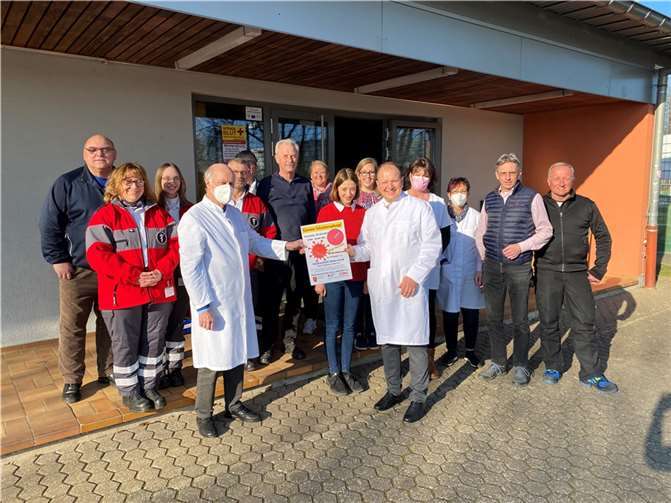 von links: Horst Meurer, Tanja und Franziska Rübin, Dr.Gernot Nick, Ludwig Ziehen, Michael Nieth, Klaus Schwenkmezger, Kerstin Schneider, Leonie Hoffmann, Vanessa Hahn, Dr.Nicolas Hoffmann, Anette Schmidt, Gilla Nick, Bernd Dobkowitz und Frank Schneider.  Foto: privat