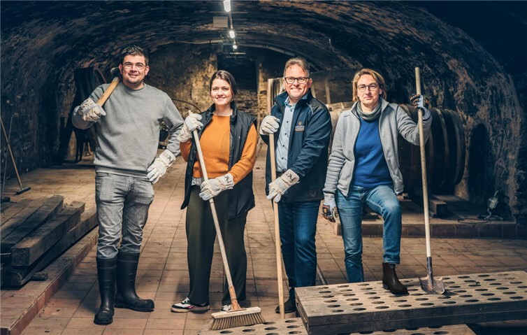 (von links): Jan Hallerbach (Kellermeister), Maike Münster (zukünftig Leitung Versektung), Carsten Berke (Geschäftsführer, Vorstandsvorsitzender), Astrid Rickert (Kellermeisterin).  Foto: Michael Streich