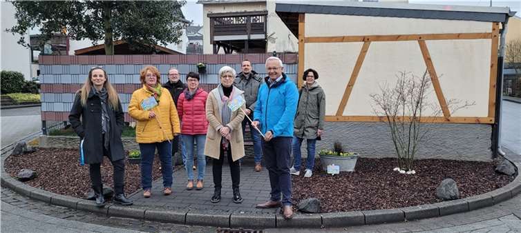 (von links) Janine Sieben, Cornelia Runkel, Bernd Juhn, Martina Dittrich, Birgit Mertgen, Ortsbürgermeister Heiko Schlosser, Landrat Achim Hallerbach und Dr. Eva Neuhaus.  Foto: Kreisverwaltung Neuwied