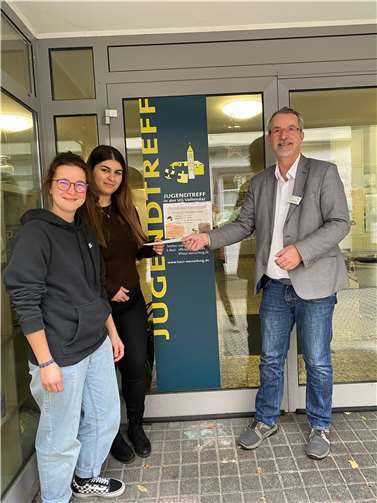 (von links): Jugendpflegerinnen Lisa Schmidt und Ormina Somo sowie Einrichtungsleiter Sven Lefkowitz bei der Spendenübergabe. Foto: privat