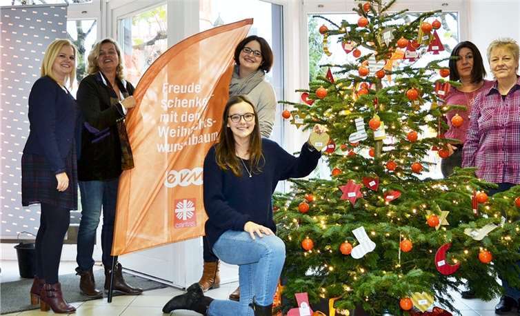 (von links) Julia Saxler - Pressereferentin der evm, evm-Mitarbeiterin Christiane Paschakarnis - Projektverantwortliche seitens evm, Caritas-Mitarbeiterin Christiane Böttcher, Clara Schüttler - Praktikantin beim Caritasverband (kniend), evm-Kundenberaterin Anka Hommer und Birgit Deutsch - Vertreterin im Kundenzentrum Sinzig. E.T. Müller
