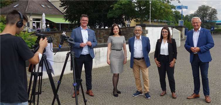 (von links): Kameramann Fabian Jacob, Bürgermeister Peter Jung, Integrationsbeauftragte Dilorom Jacka, die Vorstandsmitglieder des Beirates Raffaele Zampella und Daniela Atane sowie Landrat Achim Hallerbach.Foto: Kreis Neuwied