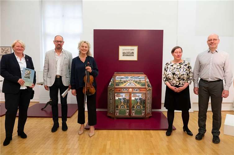 von links: Kreisbeigeordnete Birgit Haas, Museumsdirektor Bernd Willscheid, Musikerin Ela Zagori, Kataloglayouter Sandra Meifarth und Manfred Bogner. Foto: Wolfgang Tischler