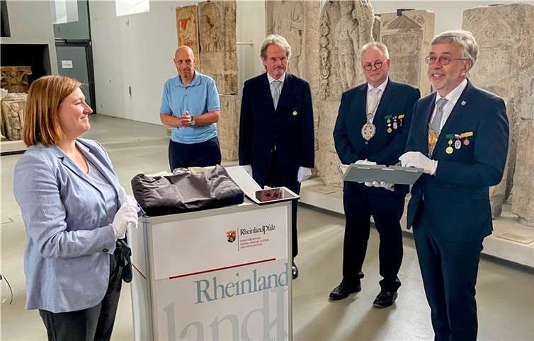 (von links) Kulturministerin Katharina Binz, Restaurator Norbert Schempp, Museumsleiter Werner Kathe, Schützenkönig Jürgen Schmitz und Hauptmann Jürgen Knieps. Fotos: Kulturministerium.  Foto: privat