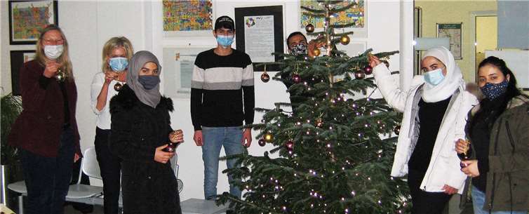 (von links): Kursleiterin Susanne Schönharting, VHS-Leiterin Jutta Günther und Teilnehmende aus dem Jugendintegrationskurs. Foto: Stadt Neuwied