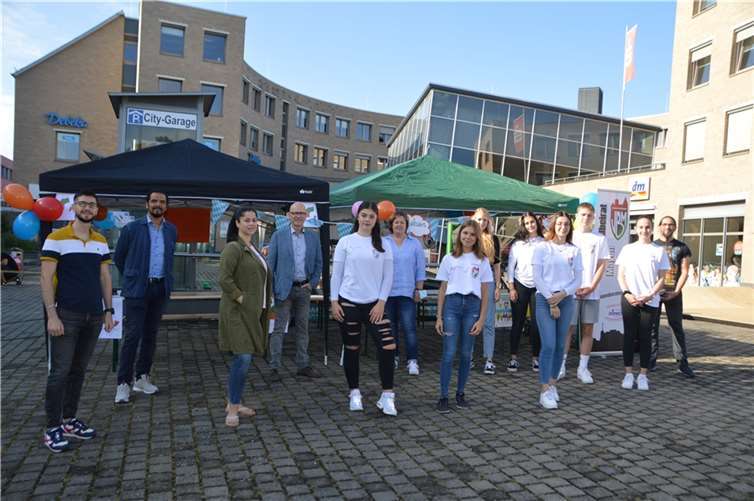 von links: Mohamad Al Emam (Beirat für Migration und Integration), Raduan Fatine (Beirat für Migration und Integration), Sarah Sondermann (Flüchtlingskoordinatorin), Dirk Meid (Oberbürgermeister Stadt Mayen), Nele Zieglowski (Jugendbeirat) Sandra Dietrich-Fuchs (Bereichsleitung Jugendamt), Isabelle Pfingst (Jugendbeirat), Jana Theisen (Aufsuchende Jugendsozialarbeit, Jugendhaus), Noemi Zieglowski (Jugendbeirat), Maja Brengmann (Jugendbeirat), Lukas Kaspari (Jugendbeirat), Katrin Fromke (Jugendbeirat), Björn Zielke (Jugendhaus), Fehlend: Christian Hain (Jugendhilfezentrum Bernardshof). Fotos: Stadt Mayen