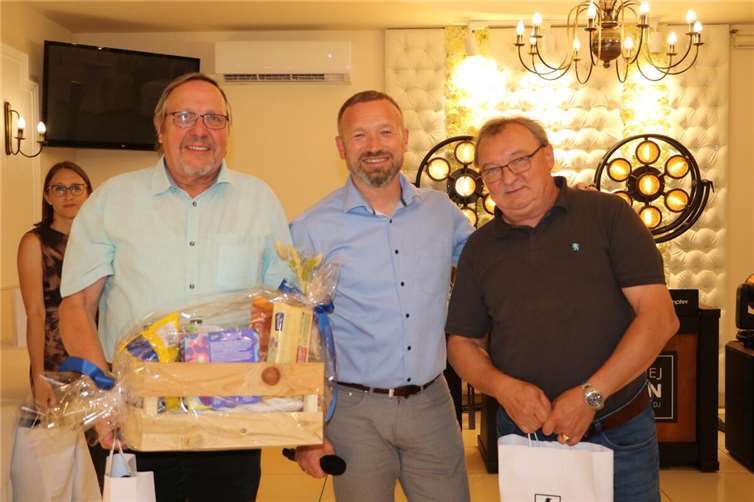 von links: Norbert Rohringer ( Beigeordneter der VG Linz), Jacek Fior ( Bürgermeister von Namyslow), Waldemar Bondza ( Ratsmitglied der VG Linz).  Foto: privat