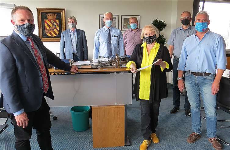 (von links): OB Jan Einig, Beigeordneter Ralf Seemann, Frank Wolsberg (Beisitzer WirtschaftsForum), Maik Linn (Deichstadtfreunde), Brigitte Ursula Scherrer (Ehrenvorsitzende WirtschaftsForum), Dirk Velten und Ralf Winn (beide WirtschaftsForum).Foto: Stadtverwaltung