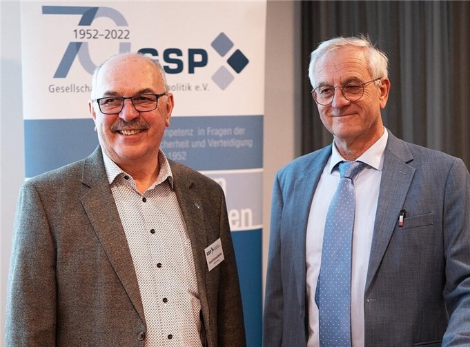 (von links): Oberst a.D. Schmidhofer; Dr. Beck.  Foto: Elmar Gafinen