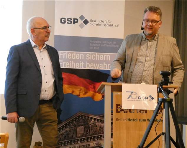 (von links): Oberst a.D. Schmidhofer; Dr. Nowak. Foto: Brigitte Schmidhofer