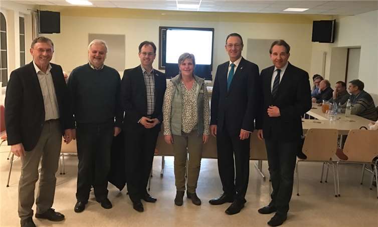 von links: Ortsbügermeister Norbert Hißnauer, Kreistagsmitglied Klaus Brand, Bürgermeister Jens Güllering, Pflegedienstleiterin Christa Klamp, stv. CDU-Fraktionsvorsitzender Günter Groß und CDU Kreisvorsitzender Matthias Lammert, MdL. CDU Rhein-Lahn