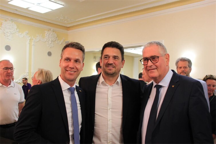 (von links) Pascal Rowald, Jan Ritter und Peter Diewald im großen Sitzungssaal des Rathauses.  Foto: GS
