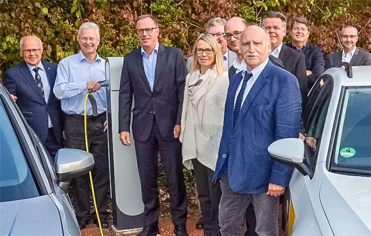 (von links): Peter Labonte, Oberbürgermeister Stadt Lahnstein; Frank Puchtler, Landrat Rhein-Lahn-Kreis; Dr. Markus Coenen, Vorstand Süwag Energie AG; Bernadette Boot, Leiterin Kommunale Beziehungen Syna GmbH; Frank Dobra, Stadtbürgermeister Diez; Carsten Göller, Ortsbürgermeister Eschbach; Horst Klöppel, Stadtbürgermeister Katzenelnbogen; Dirk Gerber, Süwag Grüne Energien und Wasser GmbH; Dirk Pumplun, Kommunale Beziehungen Syna GmbH; Marc Ringelstein, Kommunalbetreuer Syna GmbH. Foto: Uwe Rindsfüßer