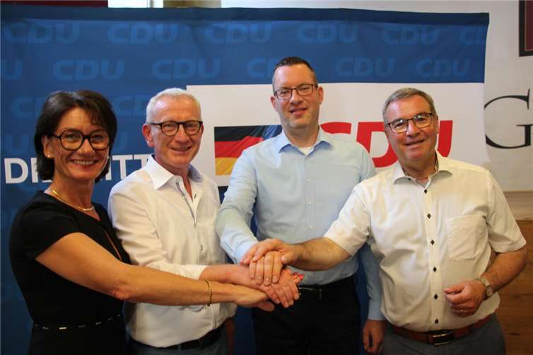 (von links) Petra Schneider, Guido Orthen, Roland Schaaf und Horst Gies nach den Wahlgängen beim CDU-Parteitag in Dernau. Foto: GS