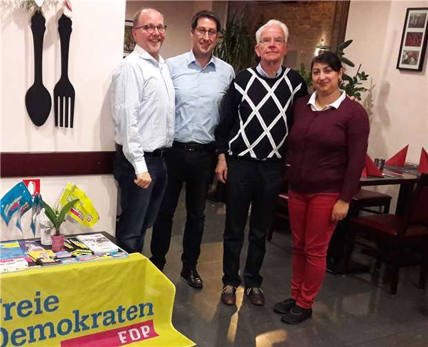 von links: Ralf Berlingen, FDP-Europakandidat aus Daun, FDP-Kreisvorsitzender Jürgen Hoffmann, Peter Krämer, Vorsitzender der FDP-CBG-Fraktion im Verbandsgemeinderat Cochem, Cristina Pirjol. Foto: FDP