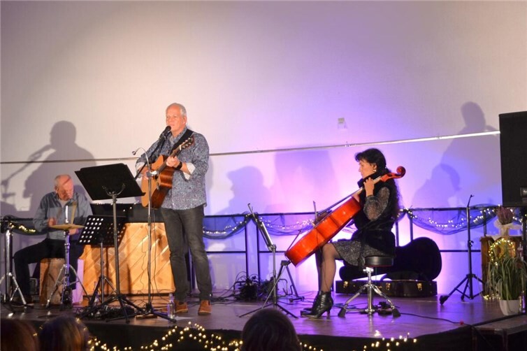 „Quintensorbet“ mit süß-bissigen Liedern auf der Kaiserbühne (von links) Reinhold Schmitz, Marco Wrobel und Katia Almeida kredenzten ihren Zuhörern in der Kaiserhalle ein süß-bissiges Quintensorbet. Foto: Eberhard Thomas Müller