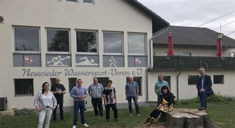 (von links) SPD-Ratsfraktionsmitglieder und Vertreter im Planungsausschuss mit dem 1. Vorsitzenden des Neuwieder Wassersportvereins, Petra Grabis, Fredi Winter, Janick Schmitz, Uwe Siebenmorgen, Hannelore Gröhbühl, Reiner Bermel (1. Vorsitzender NWV), Dieter Mees, Sven Lefkowitz und Petra Jonas (sitzend).Foto: SPD