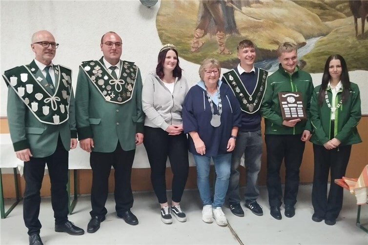von links: Scheibenkönig Dirk Meid, Königspaar Lukas Kaliszan und Franziska Kolligs, Bürgerkönigin Kerstin Weber, Schützenkönig d. Jugend Aaron Hees, Scheibenkönig d. Schüler Malte Hees, Scheibenkönigin d. Jugend Sarah Rosenzweig, Bambiniprinzessin fehlt.