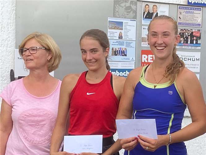 von links: Sportwartin Gundi Krebs, Finalistin Mila Stanojevic , Siegerin Gina Feistel und Remy.Foto: Brigitte Limbach.