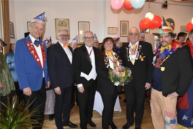 von links Stadtbeigeordneter Knut von Wülfing, Rainer Fuhrmann, Alfons Mußhoff, Silvia Vollmer, Harry Vollmer, Stadtbeigeordneter Daniel Schmitz.Foto: Kulturstadt Unkel/Simone Schwamborn