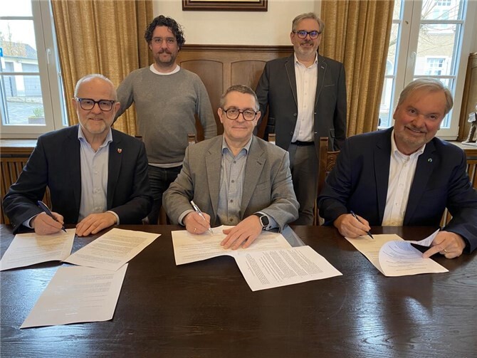 von links Stadtbürgermeister Alfons Mußhoff, Erster Beigeordneter Daniel Schmitz, BHAG-Vorstand Kersten Kerl, Stephan Reuter (Bereichsleiter Netzwirtschaft BHAG) und Karsten Fehr, Bürgermeister der Verbandsgemeinde Unkel.  Foto: Kulturstadt Unkel/Simone Schwamborn