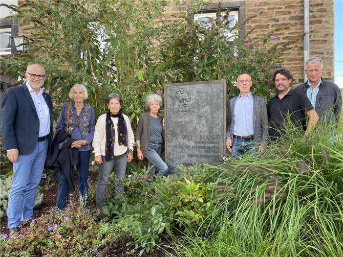von links Stadtbürgermeister Alfons Mußhoff, Heide Lorenz, Ulla Tersteegen, Sybille Walenciak, Georg Walenciak, Erster Beigeordneter Daniel Schmitz und Beigeordneter Knut von Wülfing.  Foto: Kulturstadt Unkel/Simone Schwamborn